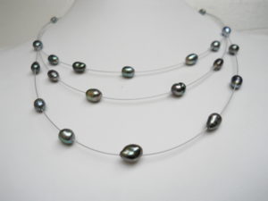 http://perle-tahiti.fr/wp-content/uploads/2013/11/Collier-de-Keshis1.jpg
