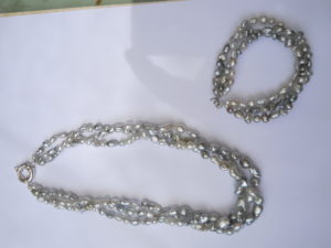 Magnifique parure en keshis Collier trois rangs et bracelet assorti.