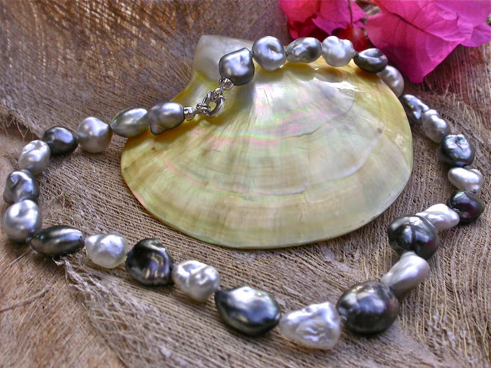 Le keshis permet de créer des bijoux très originaux. ici un collier de très gros Keshis de Tahiti