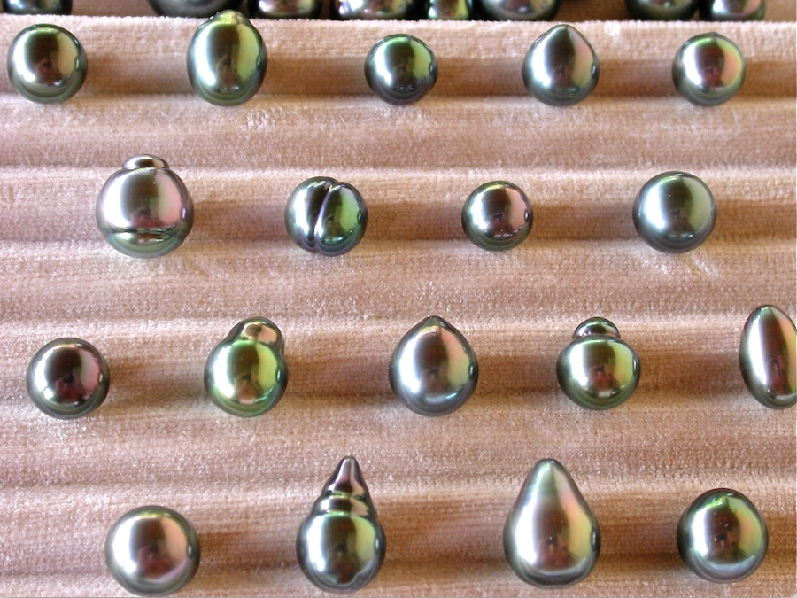 La perle de Tahiti peut prendre différentes formes dont les formes cerclées. Elles sont toutes naturelles, comme leurs couleurs.