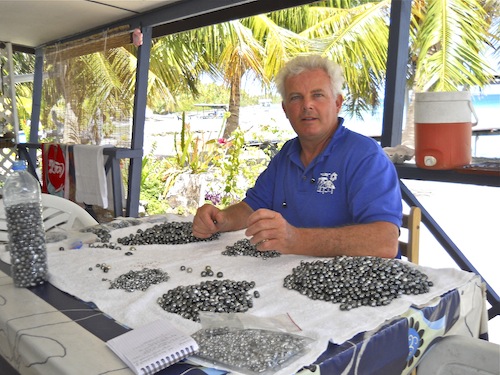 Thierry Janoyer est producteur de Perles de Tahiti et vous parle de sa passion. Il est en train de trier une récolte de perles venant de sa ferme de Manihi.