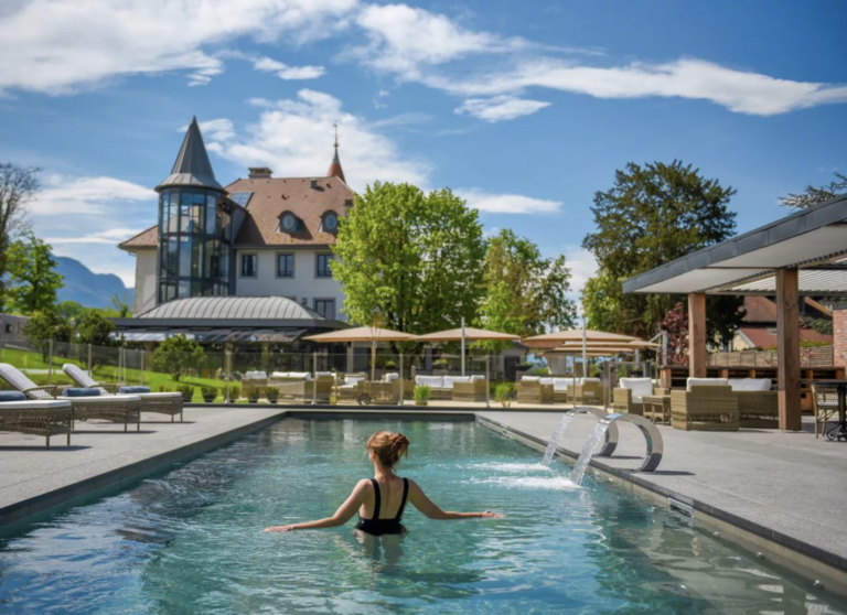 Le Château Brachet UNE DEMEURE HISTORIQUE Le Château Brachet est la demeure historique du Dr Léon Brachet. Également connu comme «le médecin des rois», il reste pour Aix-les-Bains une figure incontournable de la fin du XIXème siècle. Des investisseurs passionnés ont décidé de redonner à cette belle propriété ses lettres de noblesse. Au cœur d’un parc de 6 hectares, l’établissement propose 15 chambres et suites ainsi qu’un restaurant gastronomique et sa terrasse fleurie : «La Broderie». Les clients pourront également profiter d’une piscine extérieure de 18 mètres de long, de terrains de Tennis et Padel, Pétanque, Croquet, Badminton et Volley-ball, ainsi que d’un espace d’entraînement «Executive Golf» sur plus d’un hectare, adapté aux débutants comme aux joueurs confirmés souhaitant perfectionner le putter et les approches, dans un cadre bucolique et reposant. Un solarium invite enfin au délassement paisible, du côté de la « Terrasse aux Poissons ». L’établissement dispose d’une chambre équipée pour l’accueil de personnes à mobilité réduite. Enfin, nous vous informons que les animaux de compagnie sont acceptés sur conditions strictes, prière de vous informer à la réception.